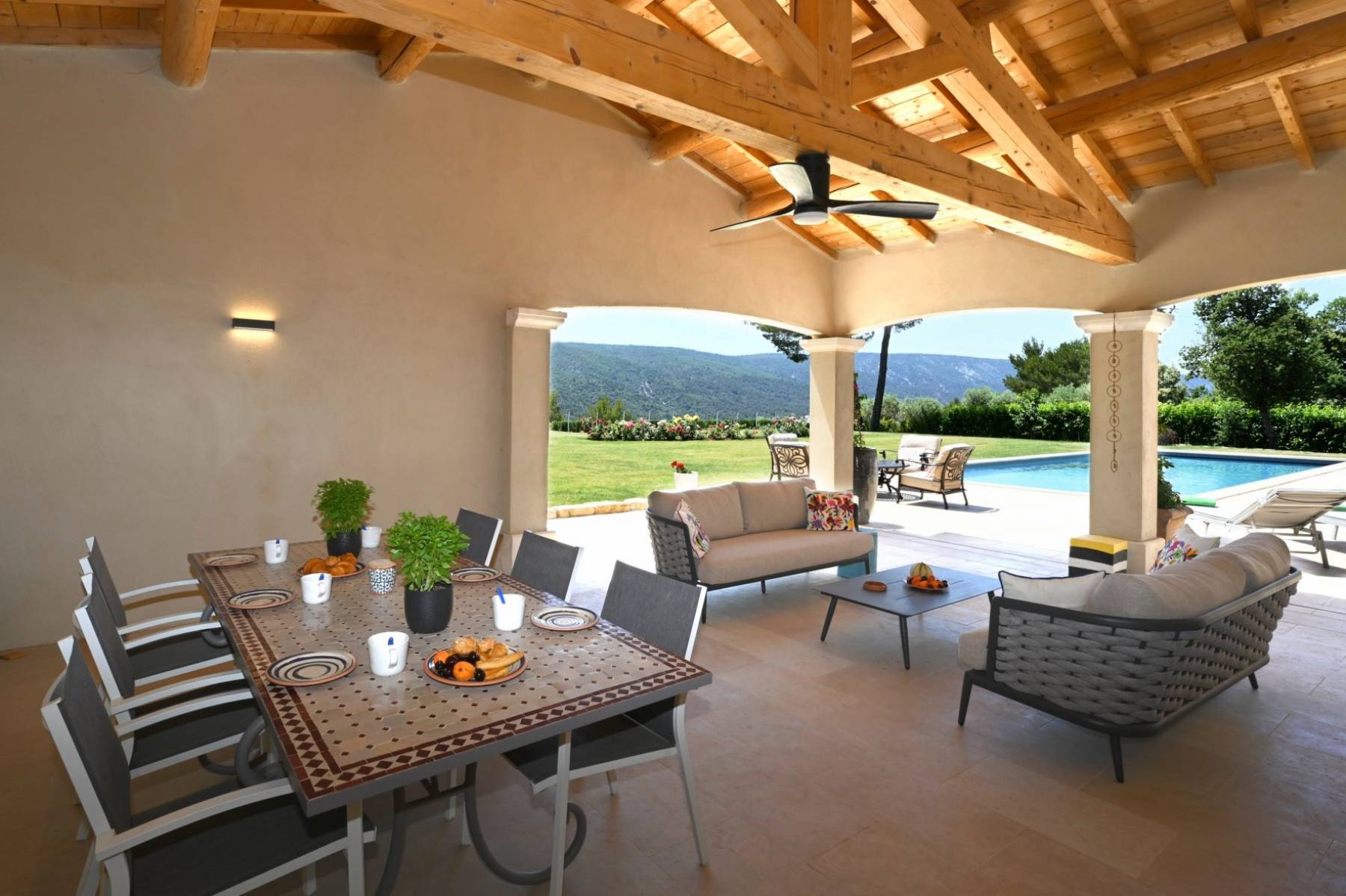Location Ménerbes : propriété contemporaine en position dominante face au Luberon   