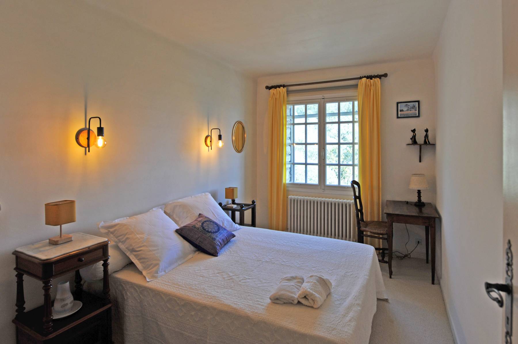 Location Gordes, authentique maison en pierres avec vue sur le village et le Luberon   