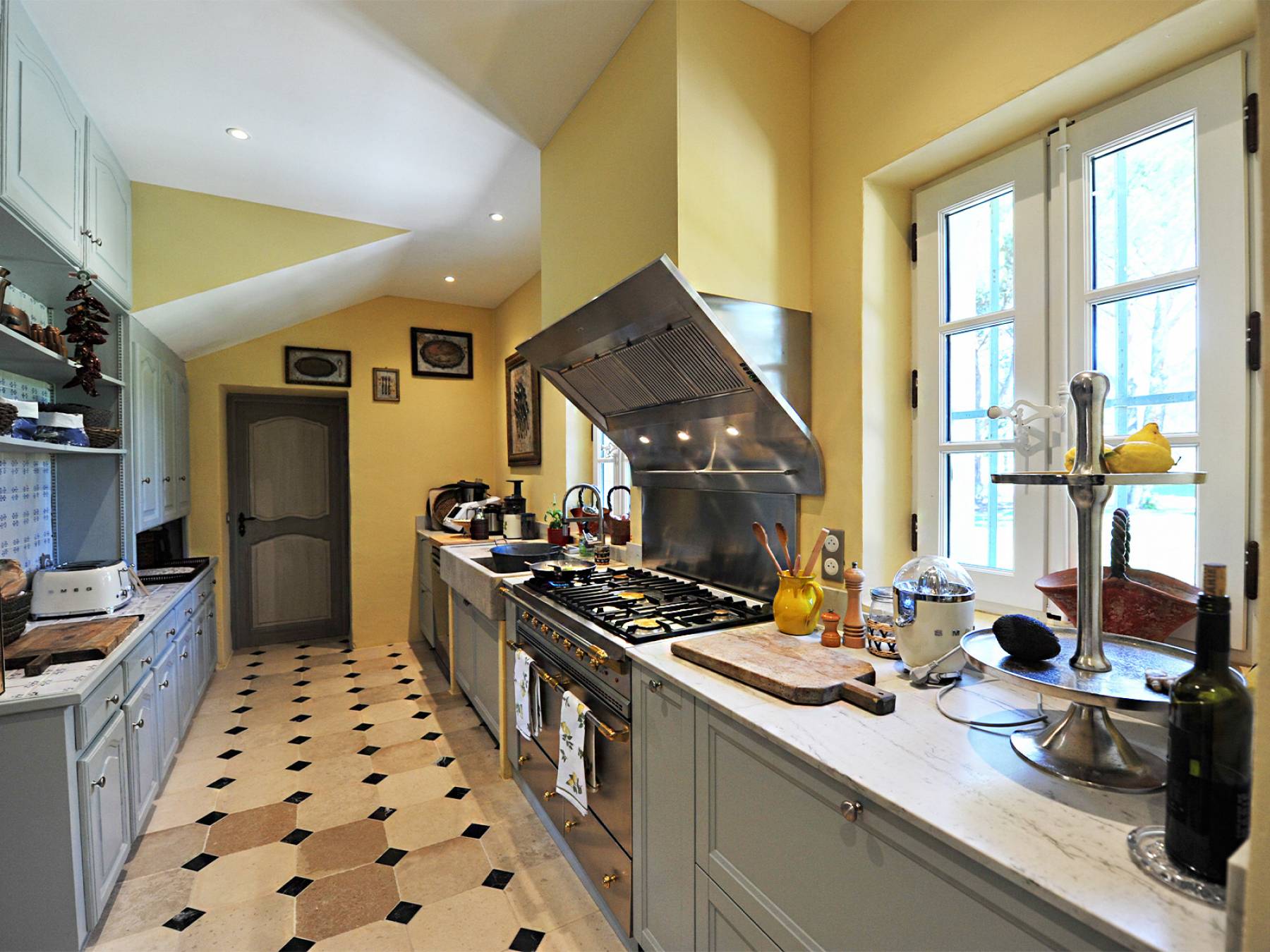 Grande cuisine équipée dans propriété à la location