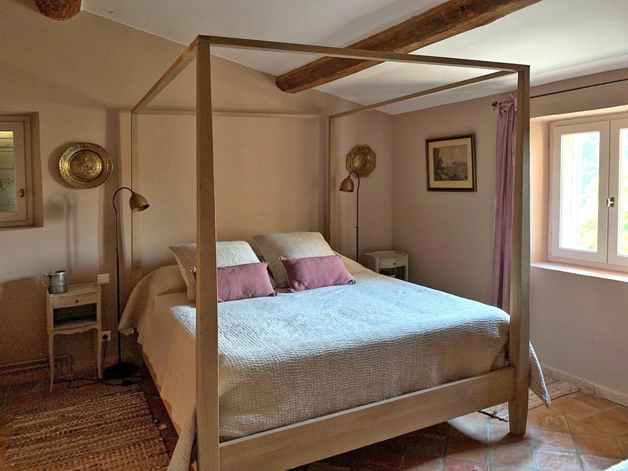 Ménerbes : Maison en pierre avec dépendances et piscine chauffée   