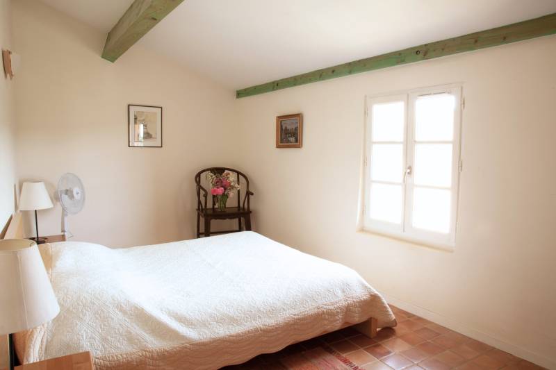 À louer à Rustrel grande Bastide Provençale avec piscine jusqu’à 28 personnes pour des vacances natures et authentiques.
