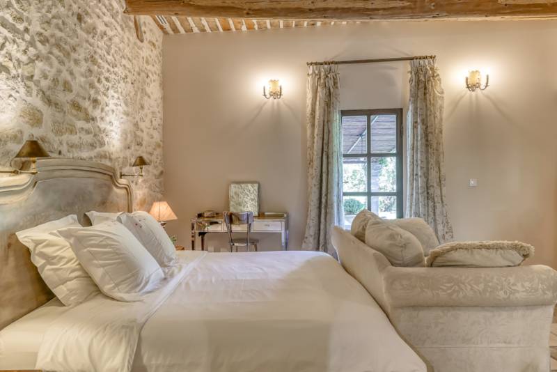 À louer proche de l’Isle sur la Sorgue, Mas superbement rénové avec prestations haut de gamme, 11 chambres, piscine et en bord de Sorgue.