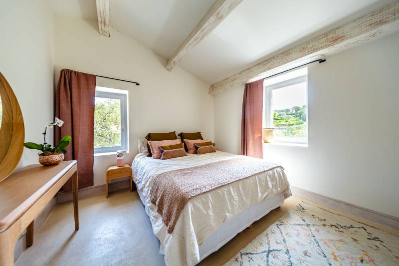 À louer à quelques minutes à pied du centre de Gordes maison en pierre de cinq chambres avec Bastidon, piscine et vue.