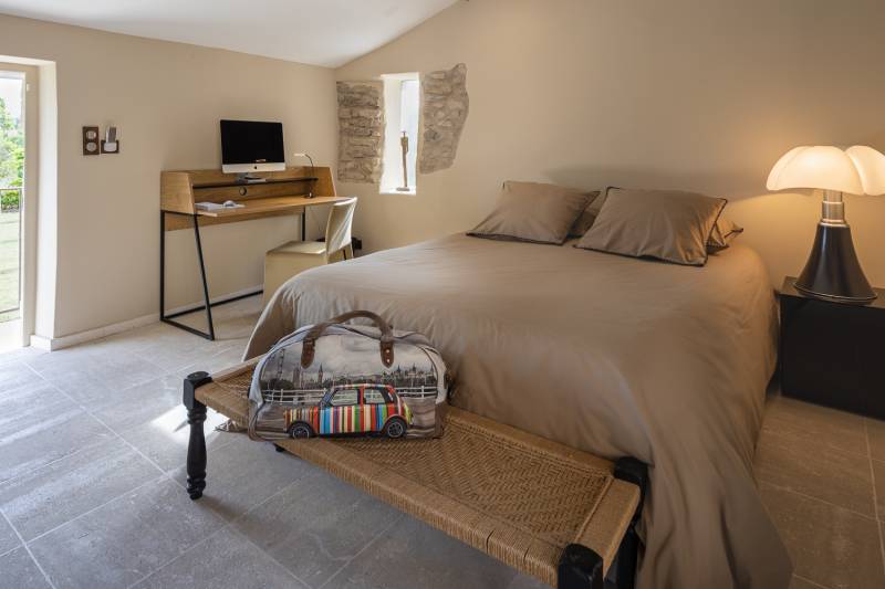 À louer proche de Gordes, superbe Hameau rénové de huit chambres avec piscine, orangeraie et vue sur le Luberon.