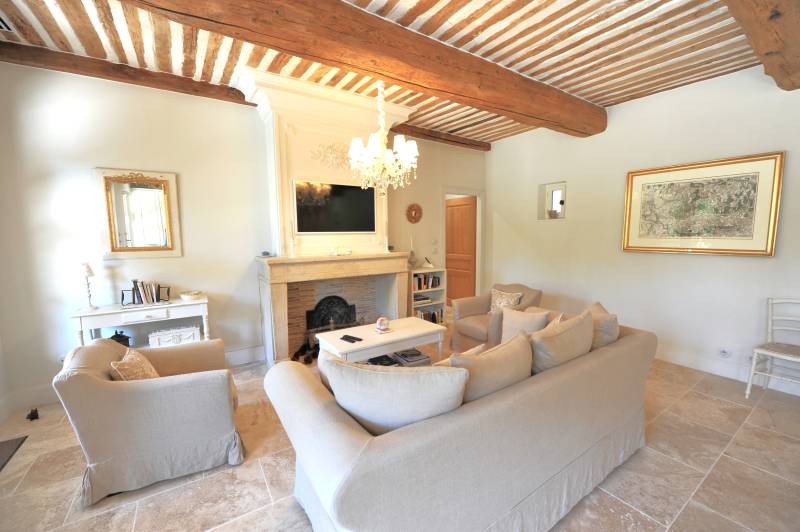 Villa d'architecte en pierres au pied de Gordes avec piscine, grand jardin boisé et prestations haut de gamme.