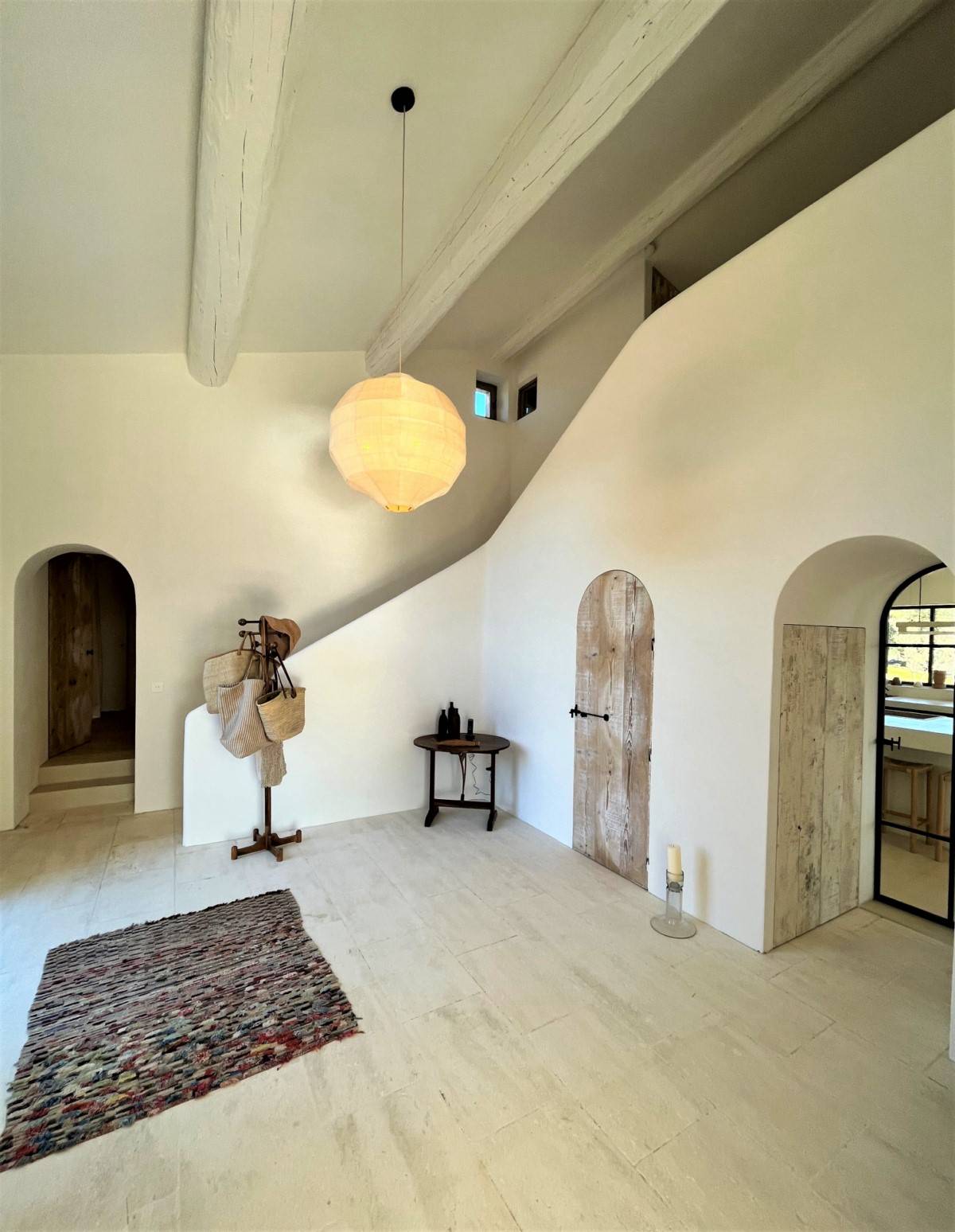 Location superbe propriété située à Gordes avec jardin paysager, piscine chauffée et vue imprenable sur le Luberon   