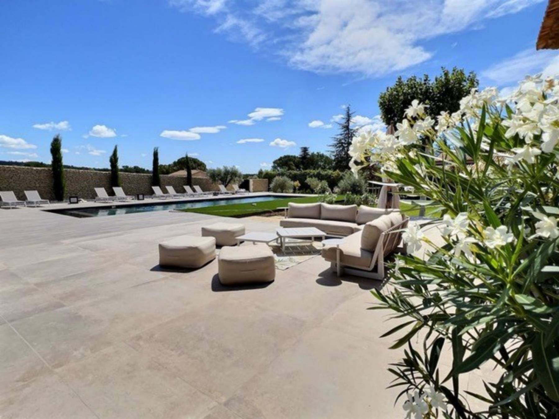 Location villa contemporaine avec piscine chauffée et pool-house    