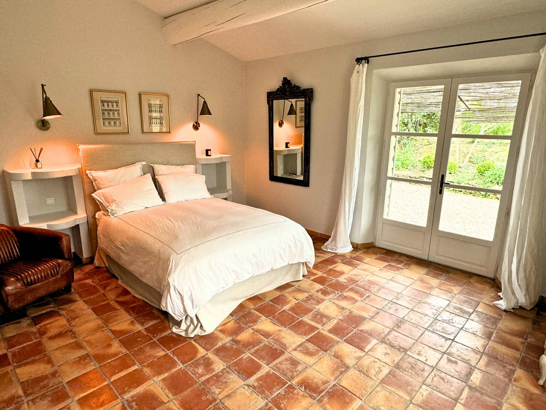 Location superbe Mas dans un hameau au pied de Gordes avec piscine, jacuzzi et jardin à la Française   