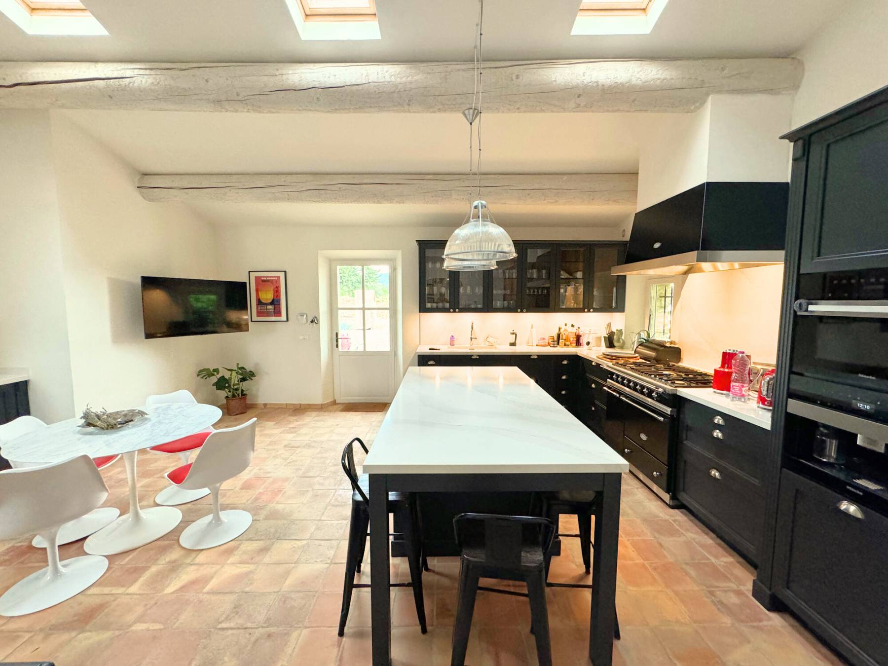 Location superbe Mas dans un hameau au pied de Gordes avec piscine, jacuzzi et jardin à la Française   