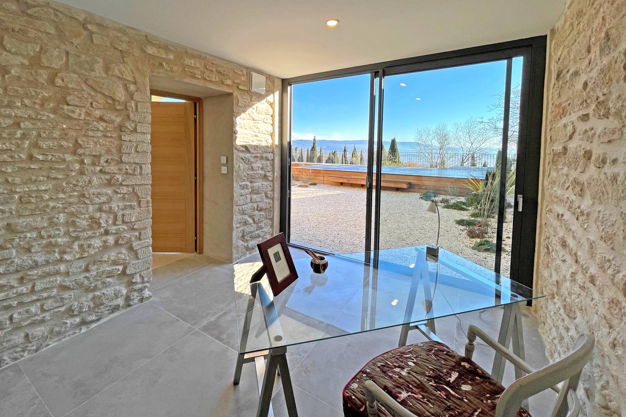 Gordes, au centre du village, maison rénovée avec vues sur le Luberon.   