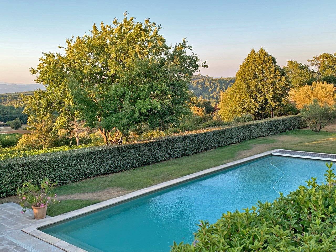 Ménerbes : Maison en pierre avec dépendances et piscine chauffée   