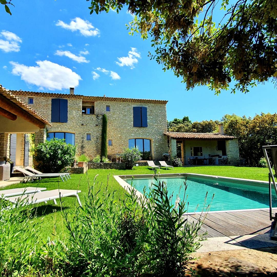 Location à Gordes, proche du village, maison en pierres avec prestations de qualité   