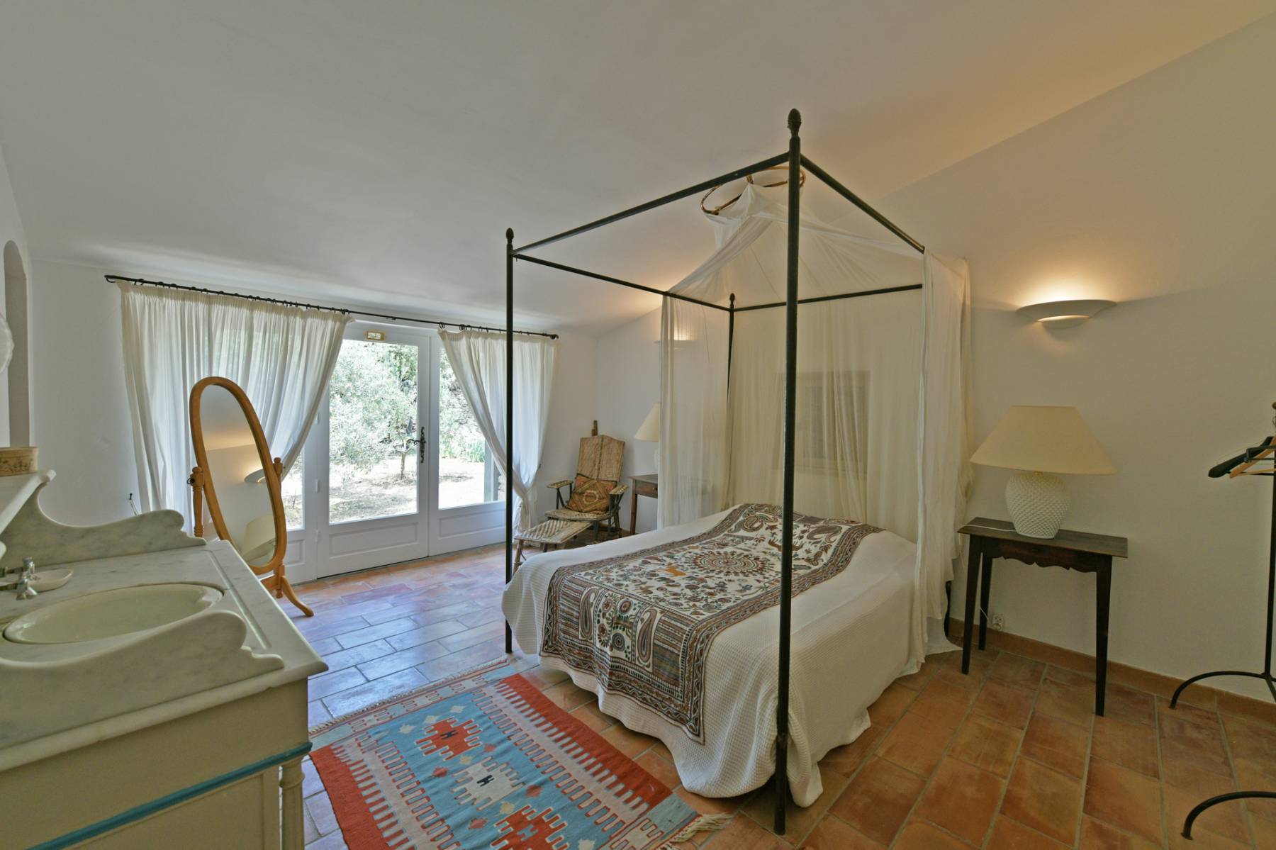 Location maison Provençale en pierres à Gordes avec immense piscine pour des vacances authentiques   
