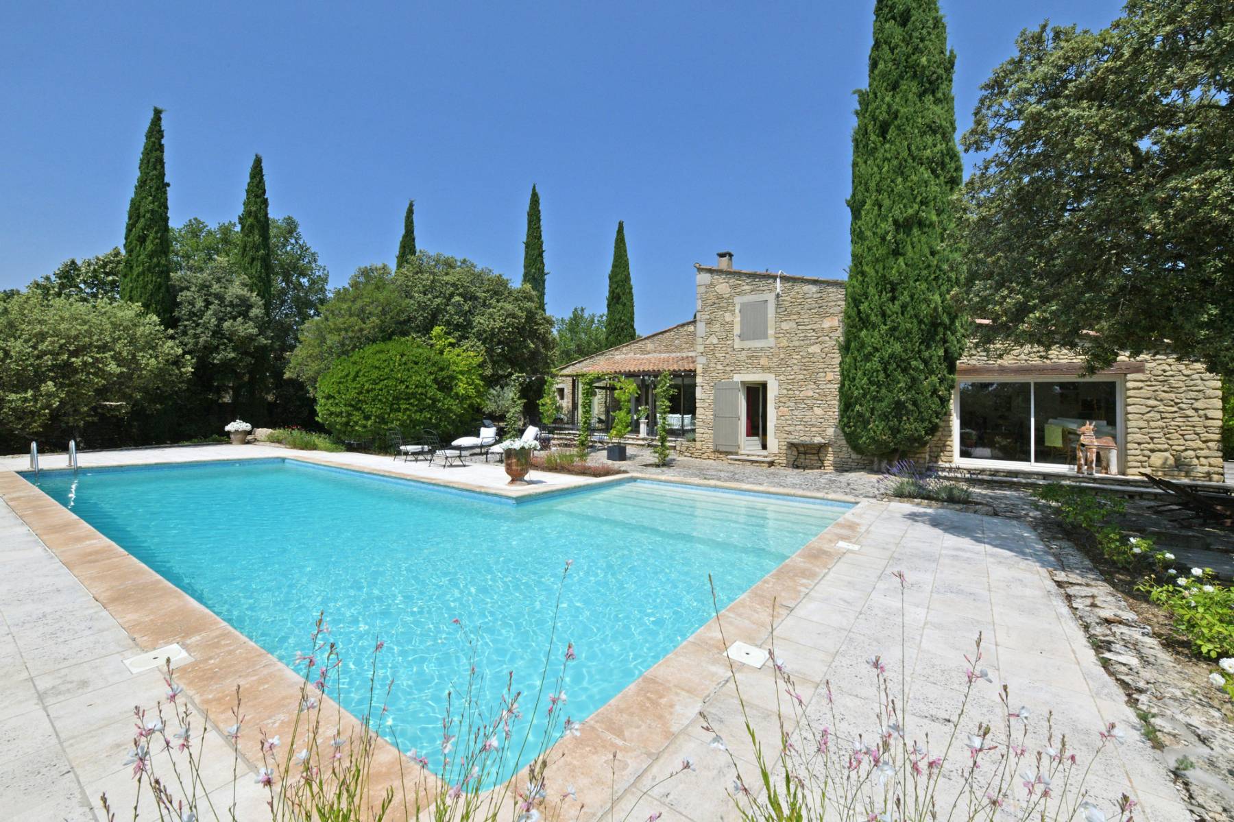 Location maison Provençale en pierres à Gordes avec immense piscine pour des vacances authentiques   