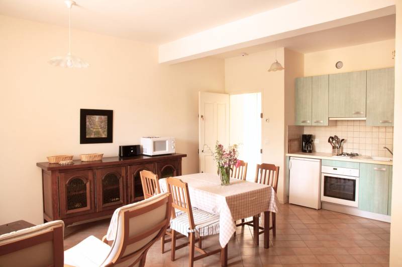 À louer à Rustrel grande Bastide Provençale avec piscine jusqu’à 28 personnes pour des vacances natures et authentiques.
