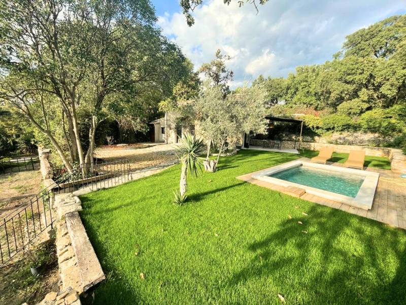 Charmant Mazet en pierres à quelques minutes de l’Isle sur la Sorgue et du Golf de Saumane avec piscine, jardin et terrasse ombragée.