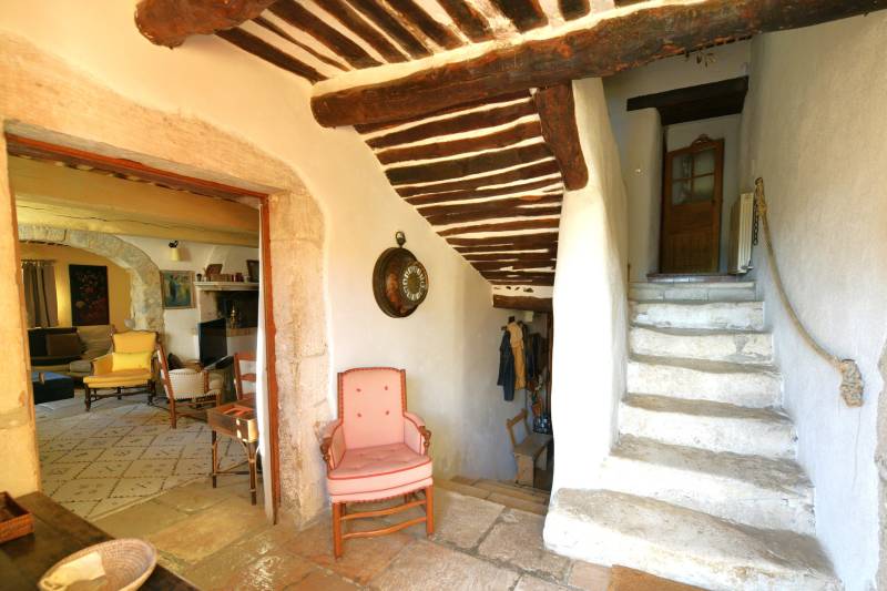 Location de vacances à Rustrel : authentique bergerie rénovée, en pleine nature avec grande piscine et vue sur les ocres du Colorado Provençal.