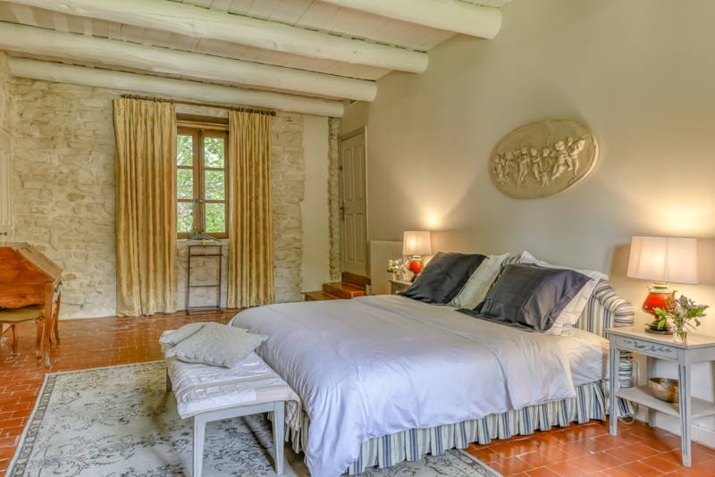 À louer proche de l’Isle sur la Sorgue, Mas superbement rénové avec prestations haut de gamme, 11 chambres, piscine et en bord de Sorgue.