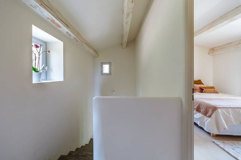 À louer à quelques minutes à pied du centre de Gordes maison en pierre de cinq chambres avec Bastidon, piscine et vue.