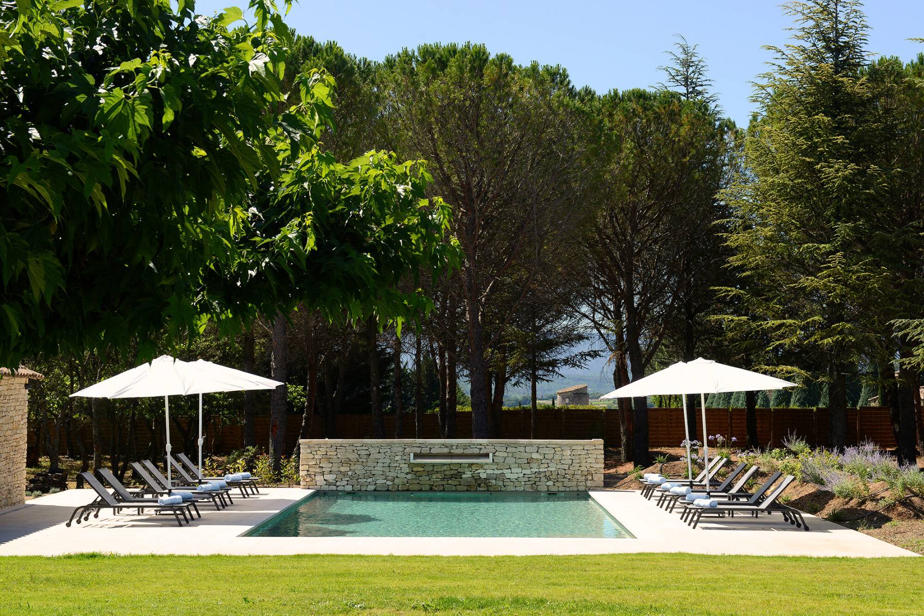 Location superbe domaine à Gordes au milieu d’un parc arboré avec piscine et terrain multisport   
