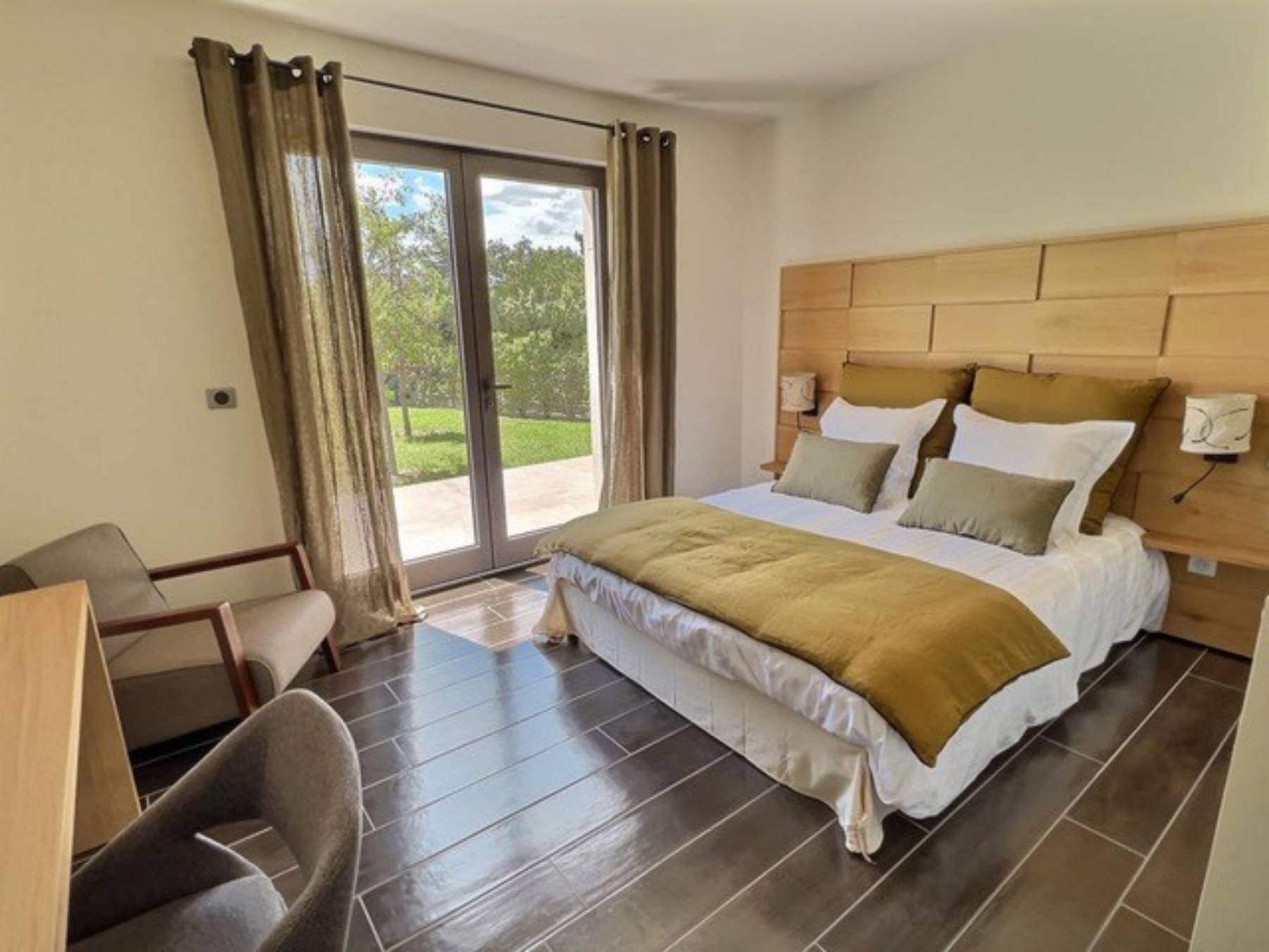 Location villa contemporaine avec piscine chauffée et pool-house    