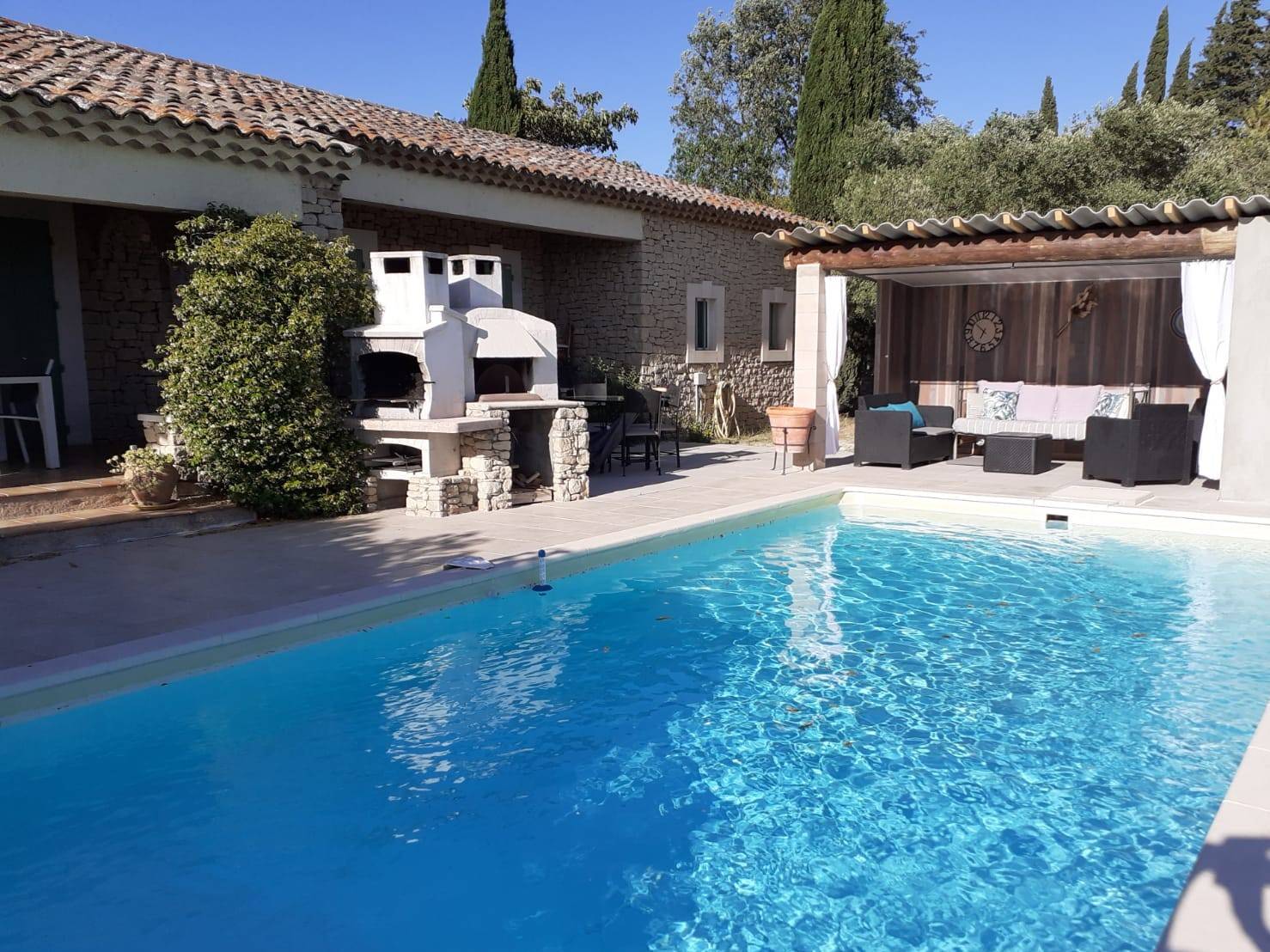 Proche de L’Isle-sur-la-Sorgue, maison en pierre avec piscine   