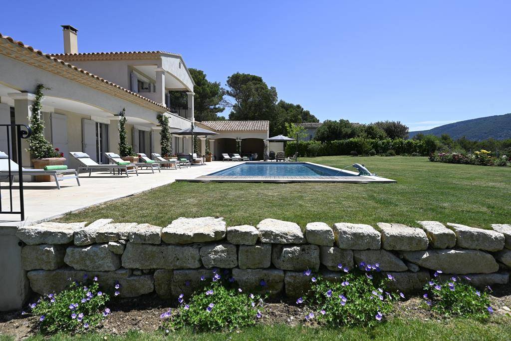 Location Ménerbes : propriété contemporaine en position dominante face au Luberon   