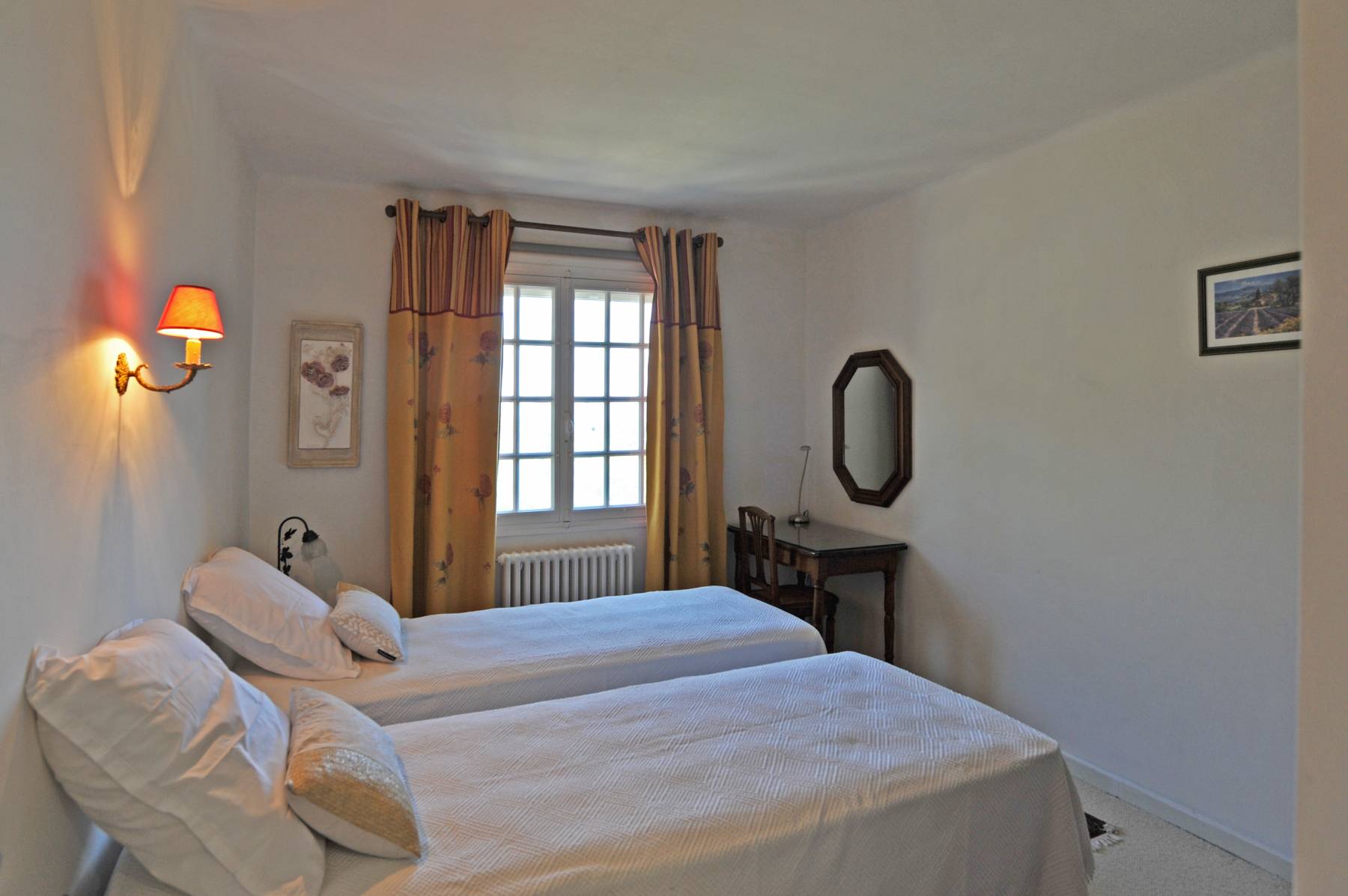 Location Gordes, authentique maison en pierres avec vue sur le village et le Luberon   