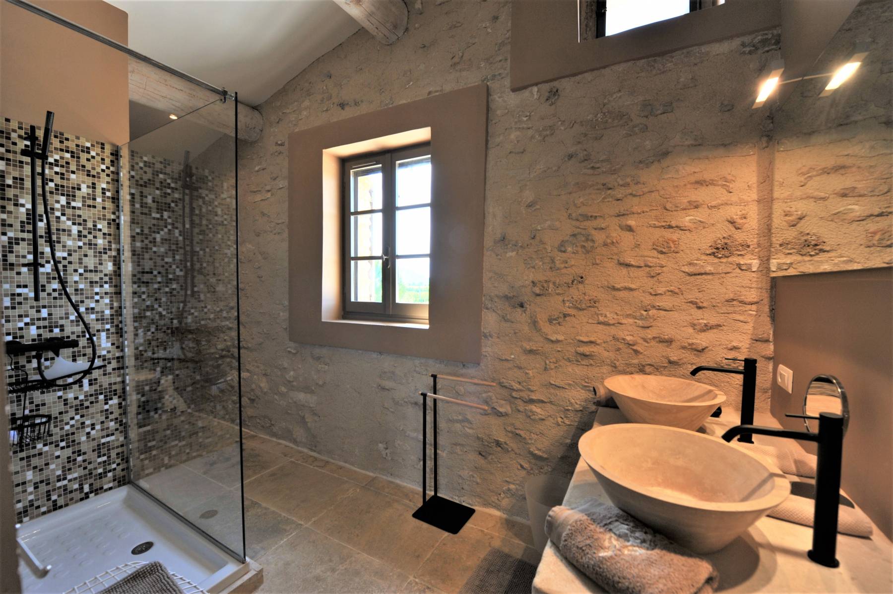 Salle de bains dans propriété en pierres de Gordes à la location