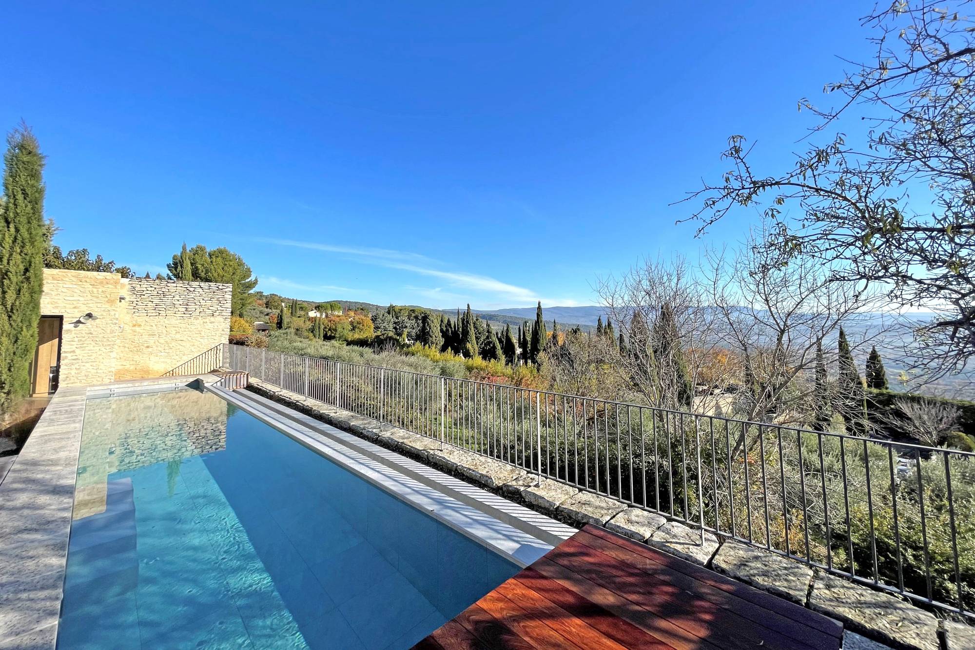 Gordes, au centre du village, maison rénovée avec vues sur le Luberon.   