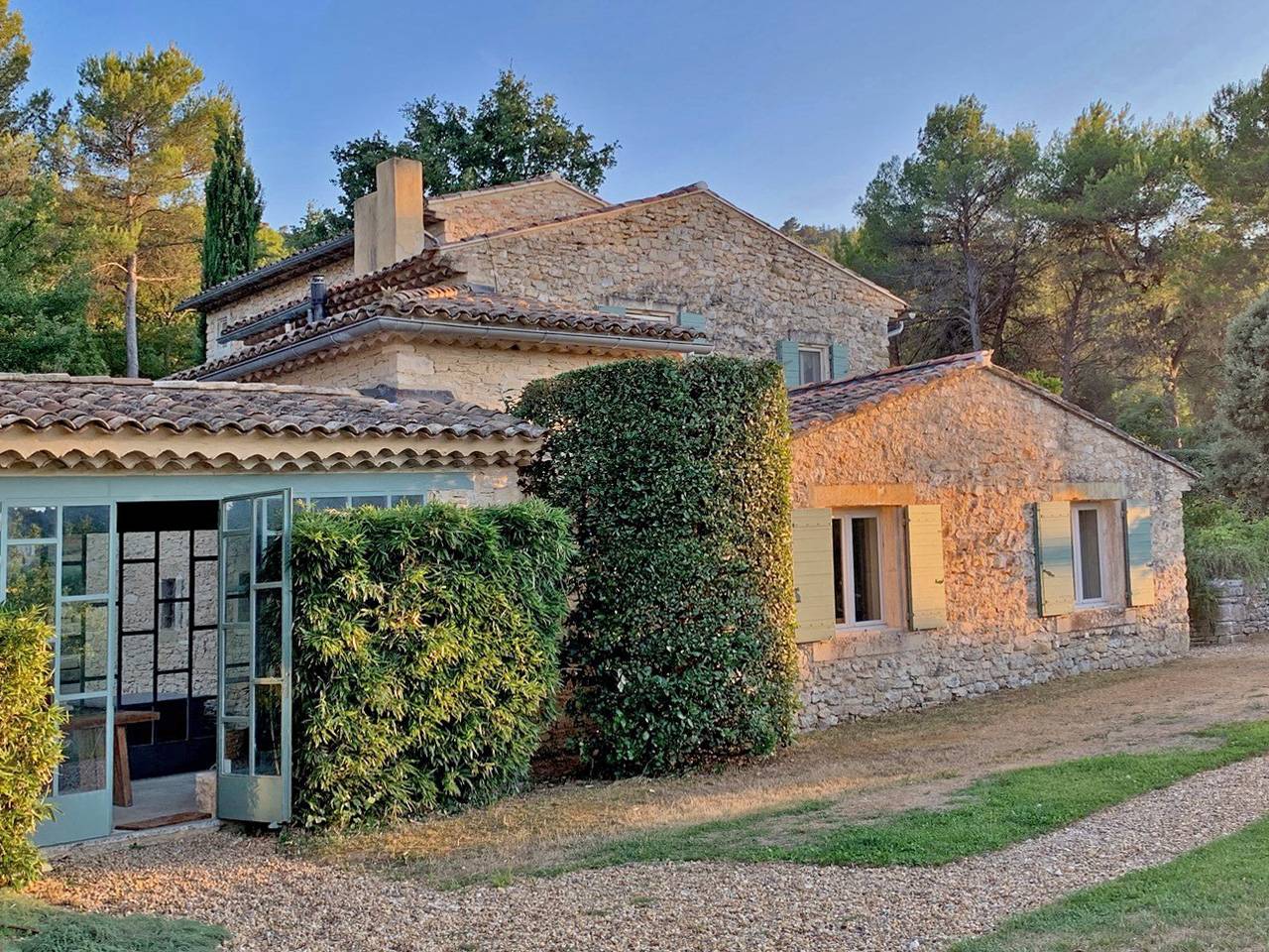 Ménerbes : Maison en pierre avec dépendances et piscine chauffée   