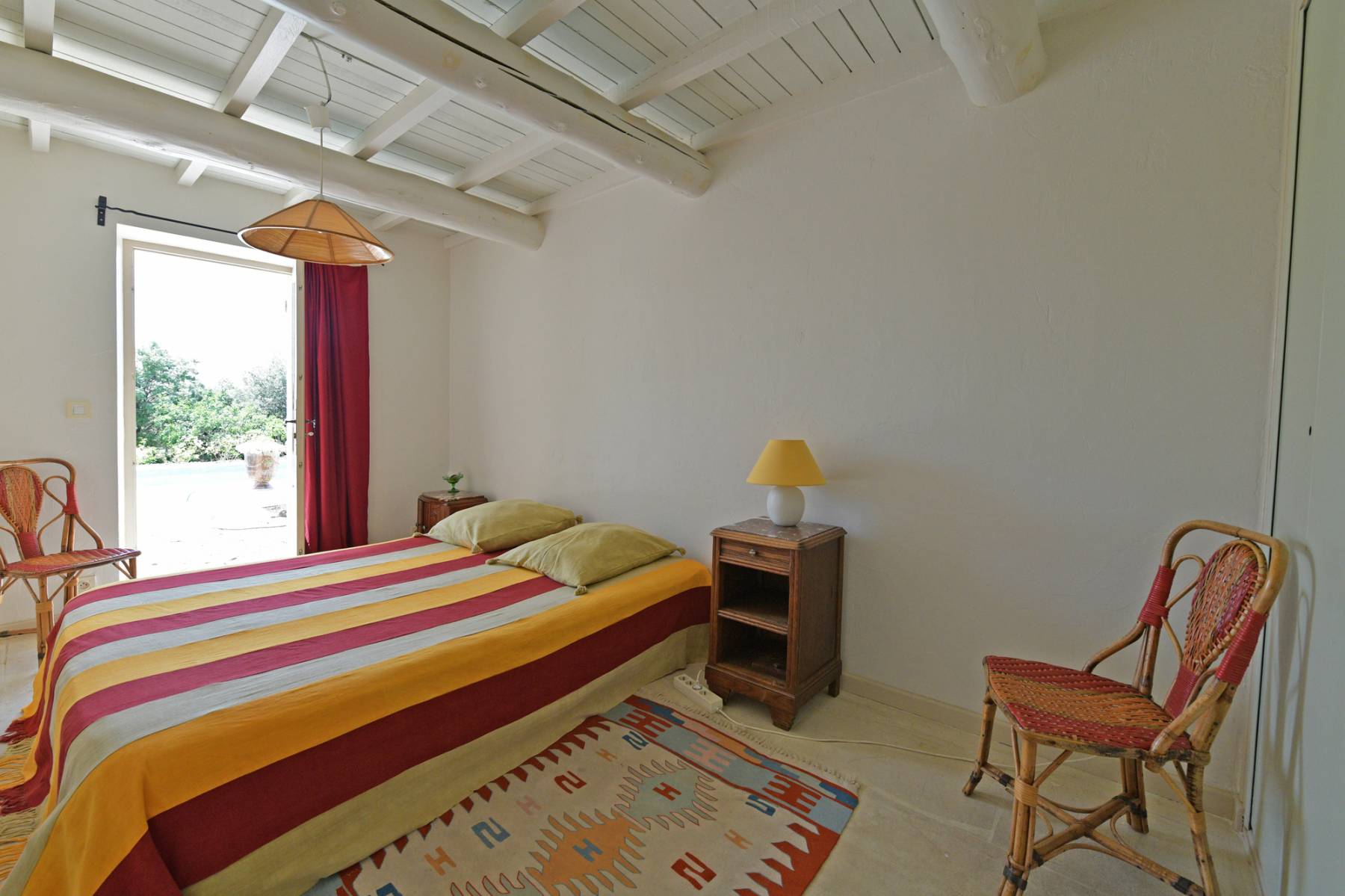 Location maison Provençale en pierres à Gordes avec immense piscine pour des vacances authentiques   