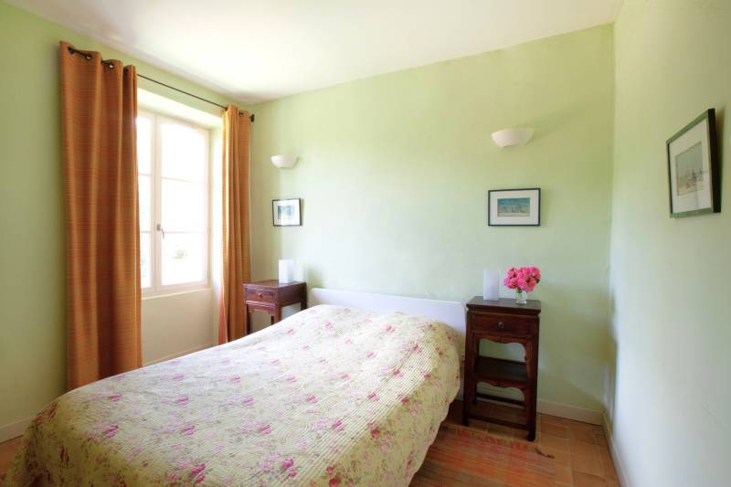 À louer à Rustrel grande Bastide Provençale avec piscine jusqu’à 28 personnes pour des vacances natures et authentiques.