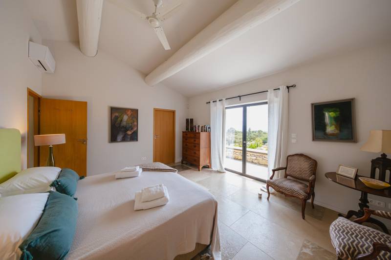 À louer à Gordes, maison de caractère en position dominante avec vue imprenable sur la vallée du Luberon, village à pied.