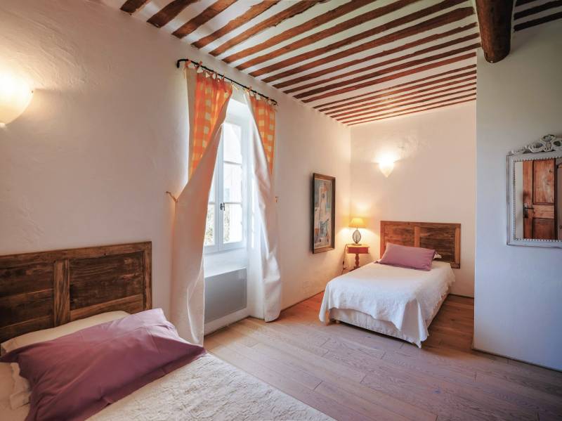 À louer au pied de Gordes, superbe Mas rénové dans un environnement très calme avec piscine, cuisine d’été et terrain de tennis.