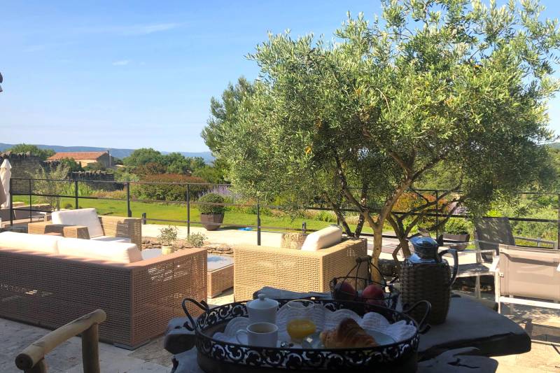 Charmante maison en pierres avec l'une des vues les plus époustouflante de Gordes, accès au village à pied.