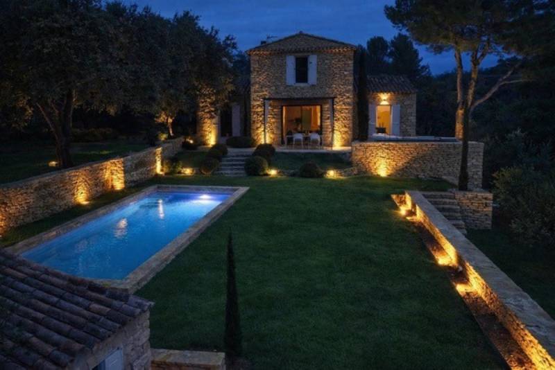 À louer à quelques minutes à pied du centre de Gordes maison en pierre de cinq chambres avec Bastidon, piscine et vue.