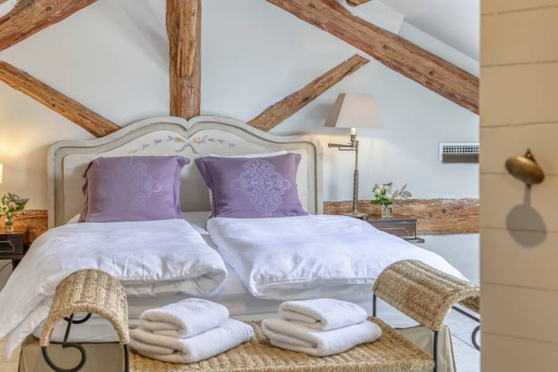 À louer proche de l’Isle sur la Sorgue, Mas superbement rénové avec prestations haut de gamme, 11 chambres, piscine et en bord de Sorgue.