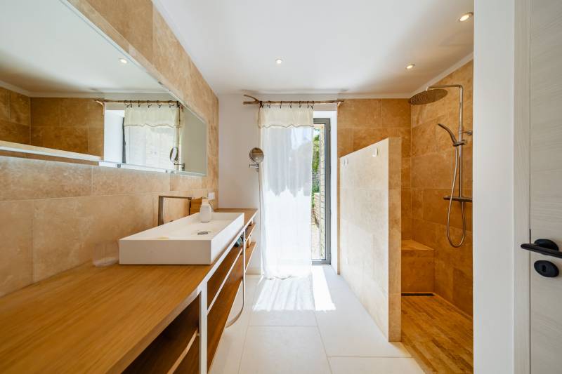 À quelques minutes à pied du cœur de Gordes, maison contemporaine à louer avec une vue époustouflante sur la vallée du Luberon.