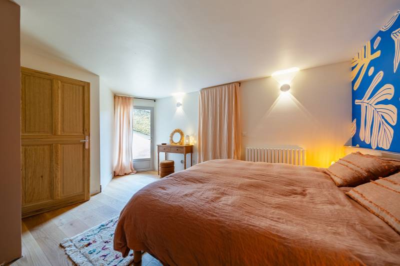 À louer à quelques minutes à pied du centre de Gordes maison en pierre de cinq chambres avec Bastidon, piscine et vue.