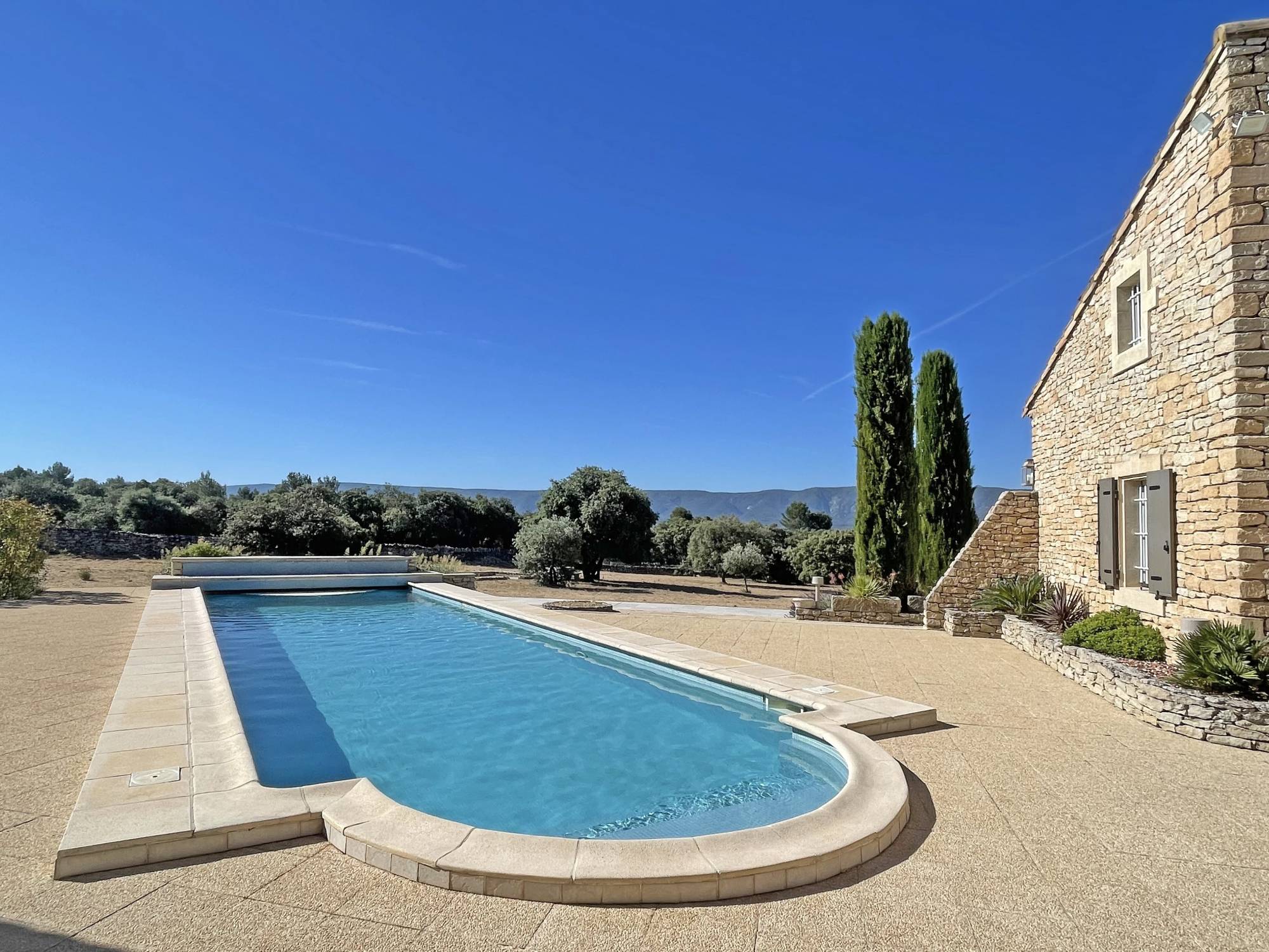 Gordes : maison en pierres avec piscine sur près de 2 hectares   
