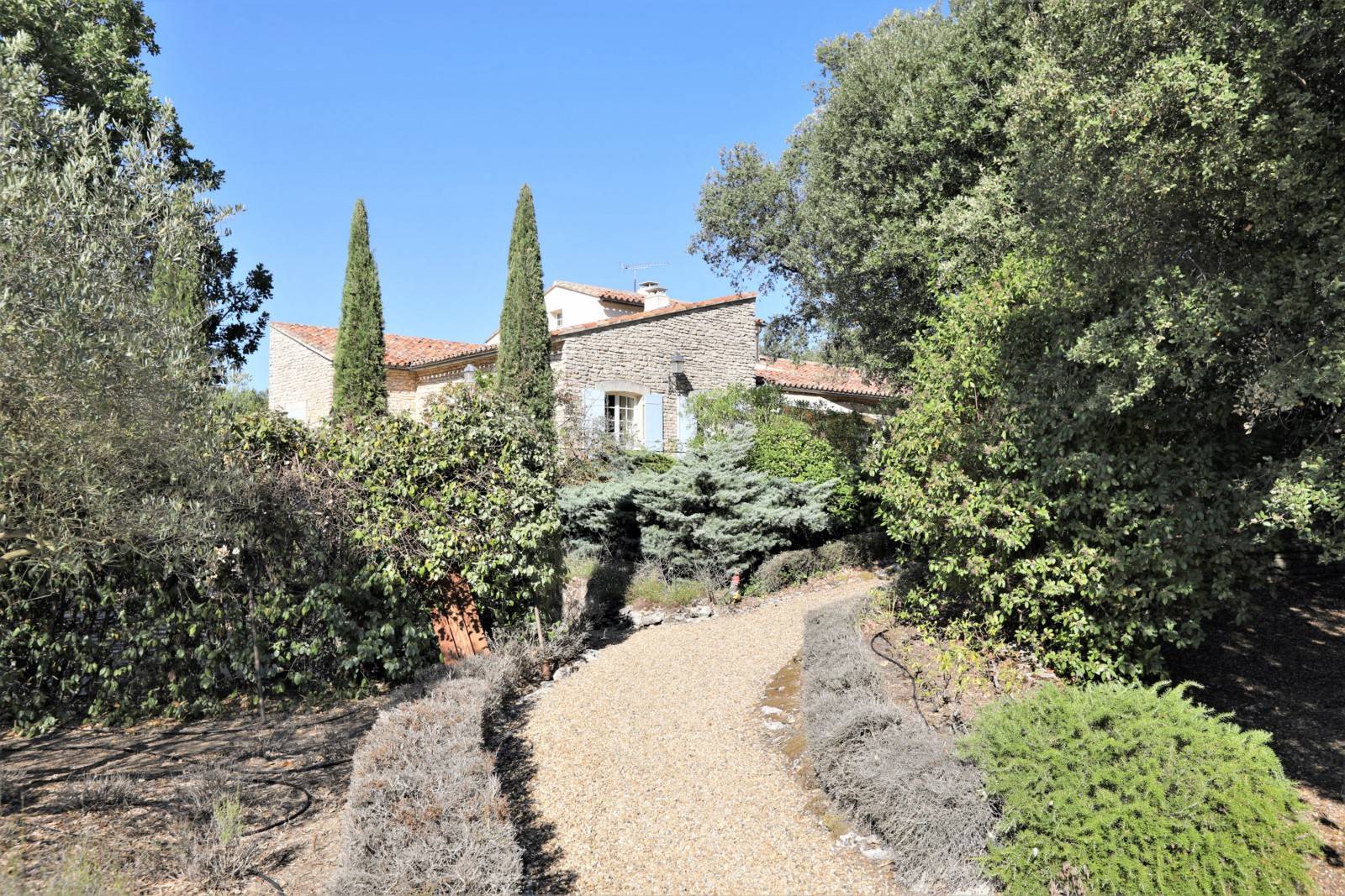 Location Bonnieux : superbe maison en pierre dans un environnement calme   