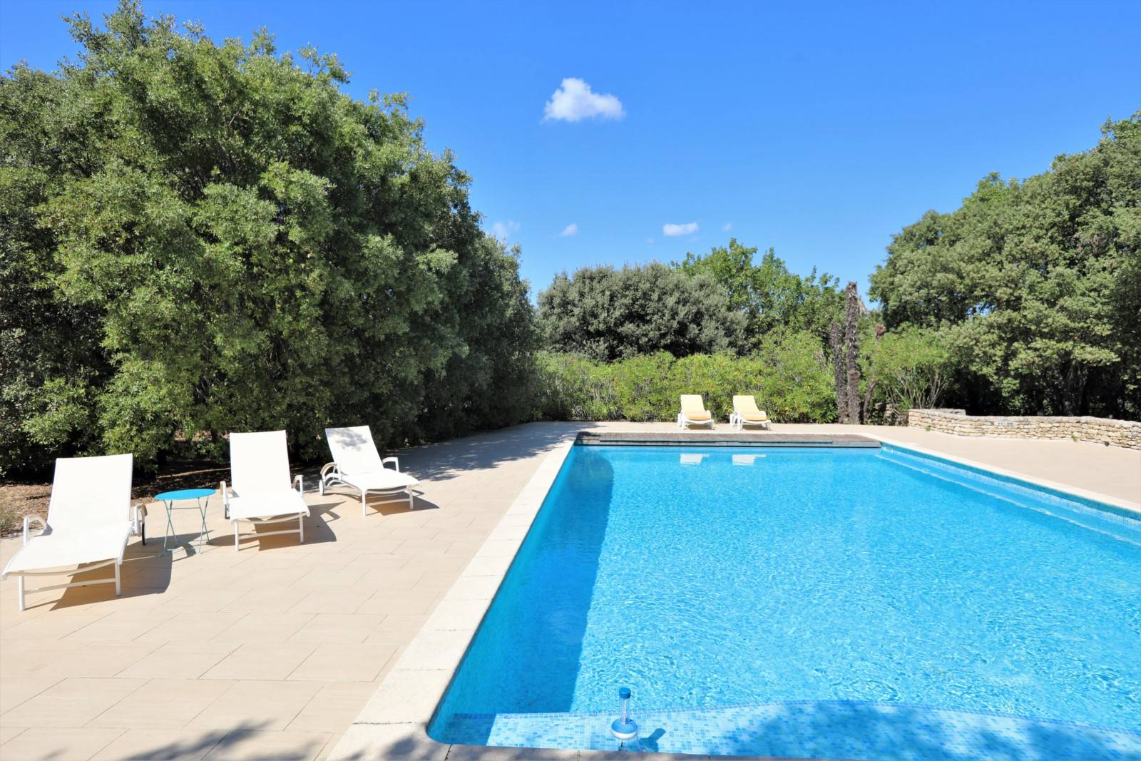 Piscine sur propriété à la location en Luberon