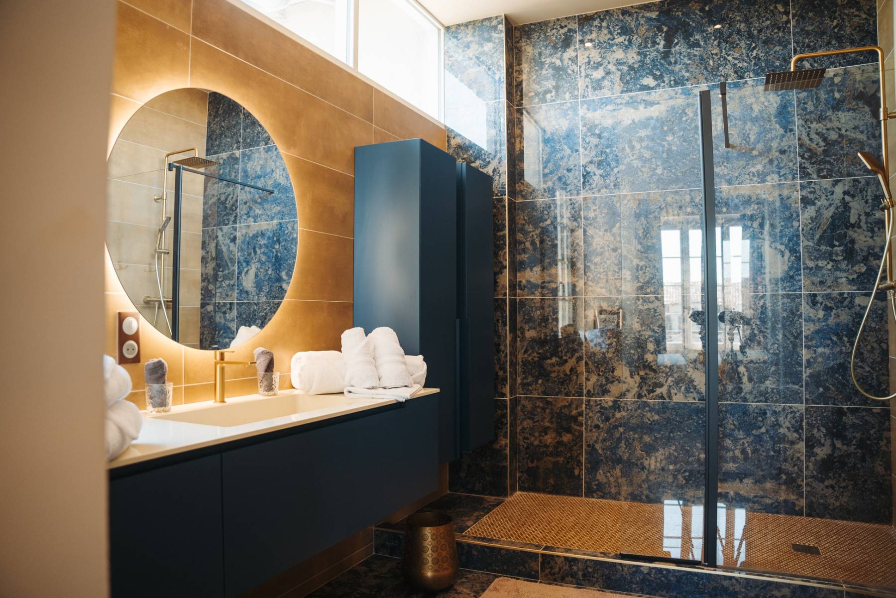 Location appartement atypique et aux prestations haut de gamme avec rooftop, jacuzzi et vue panoramique au cœur de l’Isle sur la Sorgue dans un havre de paix et de bien-être