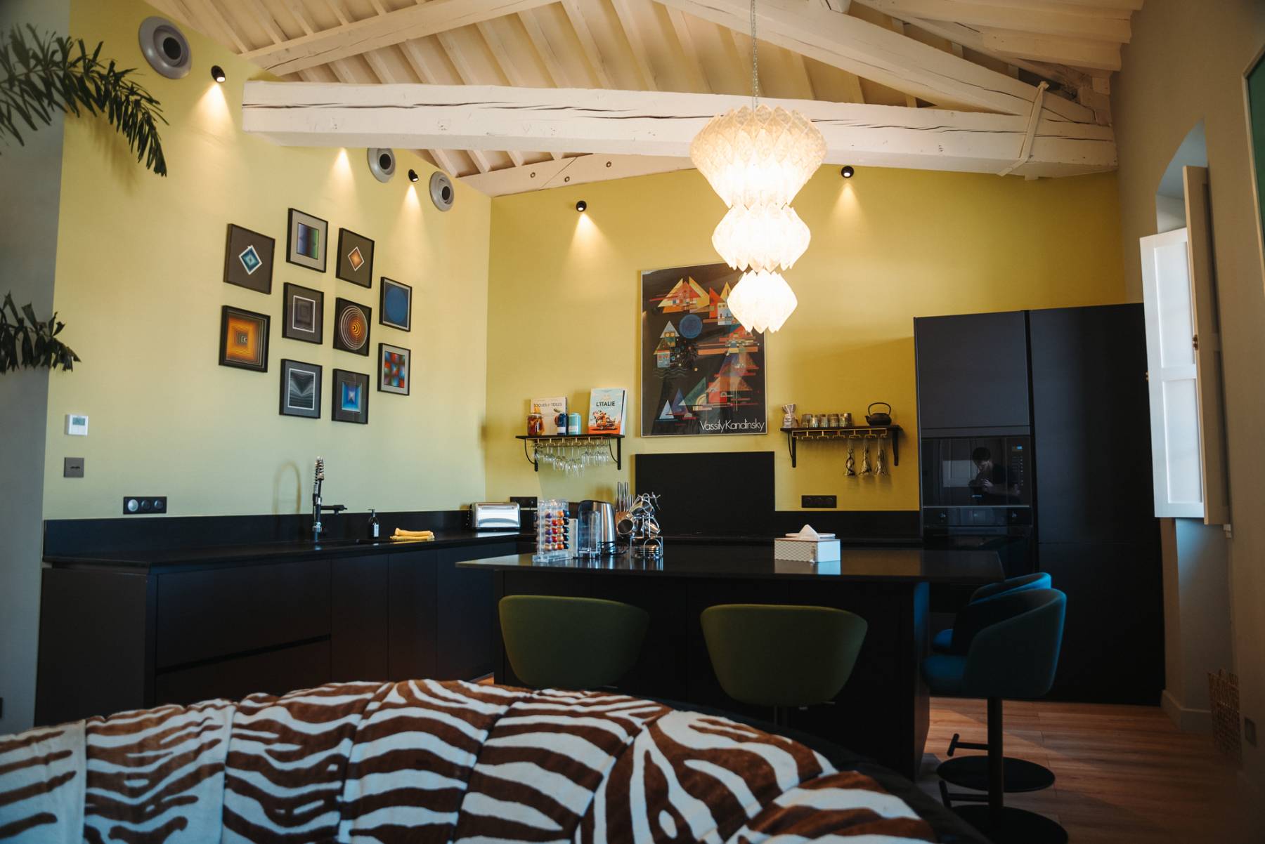 Location appartement atypique et aux prestations haut de gamme avec rooftop, jacuzzi et vue panoramique au cœur de l’Isle sur la Sorgue dans un havre de paix et de bien-être