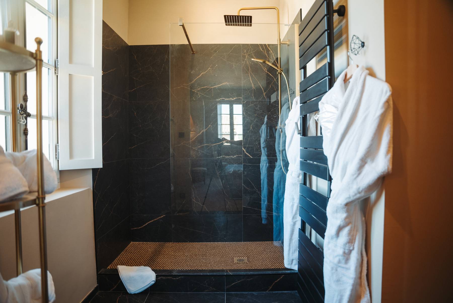 Location appartement atypique et aux prestations haut de gamme avec rooftop, jacuzzi et vue panoramique au cœur de l’Isle sur la Sorgue dans un havre de paix et de bien-être