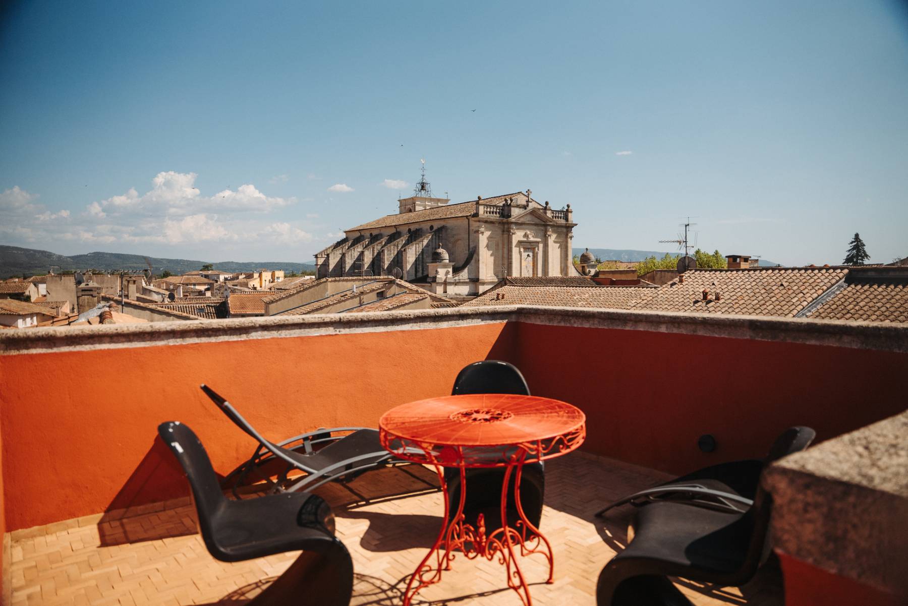 Location appartement atypique et aux prestations haut de gamme avec rooftop, jacuzzi et vue panoramique au cœur de l’Isle sur la Sorgue dans un havre de paix et de bien-être