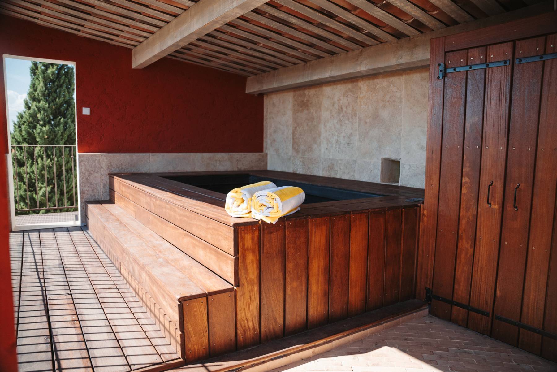 Location appartement atypique et aux prestations haut de gamme avec rooftop, jacuzzi et vue panoramique au cœur de l’Isle sur la Sorgue dans un havre de paix et de bien-être