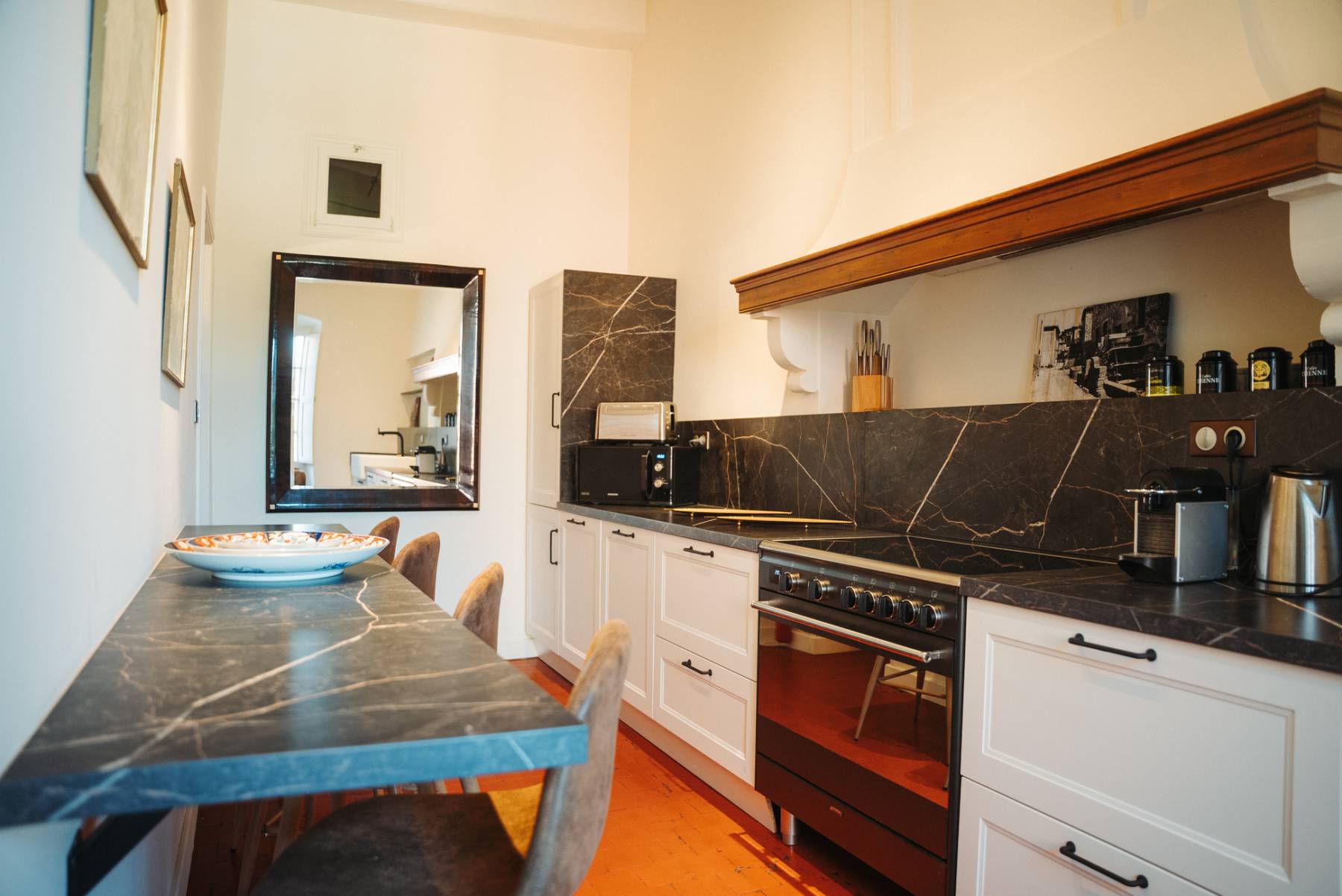 Location appartement atypique et aux prestations haut de gamme avec terrasse au cœur de l’Isle sur la Sorgue dans un havre de paix et de bien-être   