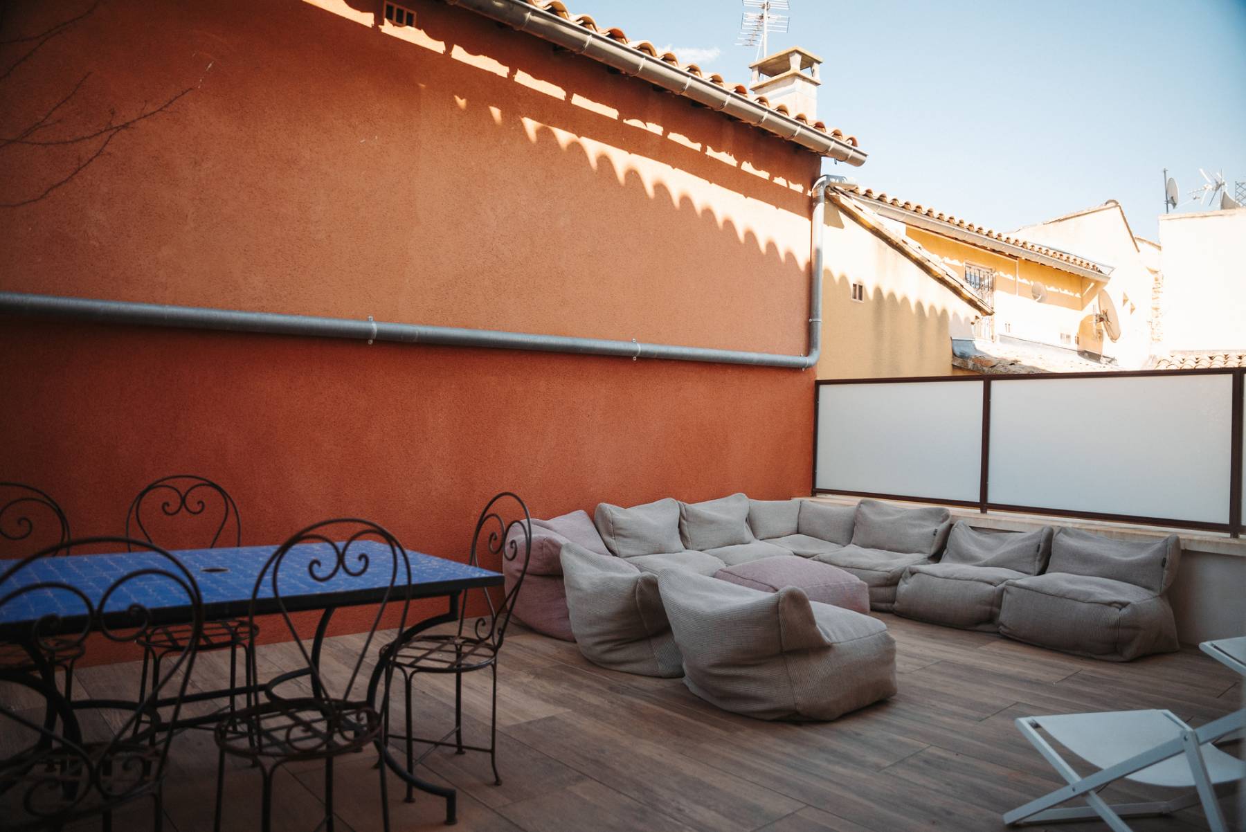 Location appartement atypique et aux prestations haut de gamme avec terrasse au cœur de l’Isle sur la Sorgue dans un havre de paix et de bien-être   